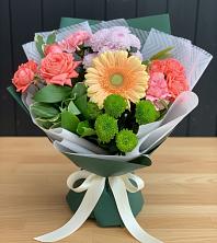 Букет цветов из:  Гвоздики, Розы, Герберы и Хризантемы в Верхнее Мячково